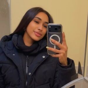 Accepting offers, let’s make a deal 🤝. Happy Poshing!